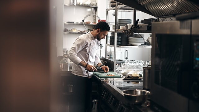 Quais as vantagens de uma mesa de inox para a sua cozinha industrial