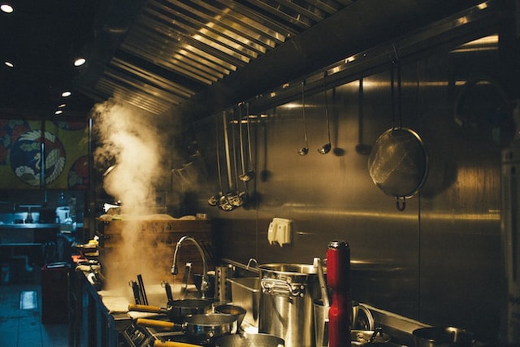 Cozinha de restaurante com equipamentos para restaurante