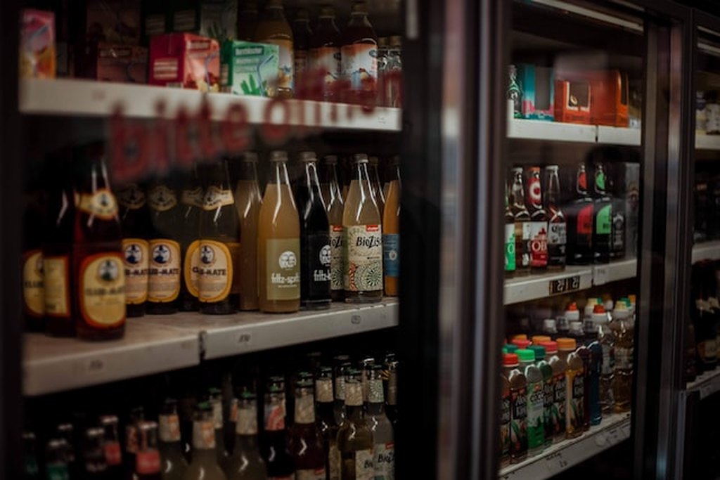 Expositor refrigerado com bebidas e caixinhas de alimento dentro