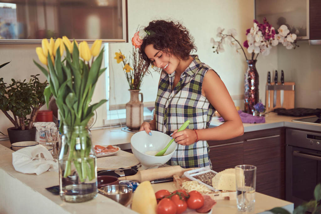 Mulher na cozinha preparando comida para vender comida de casa